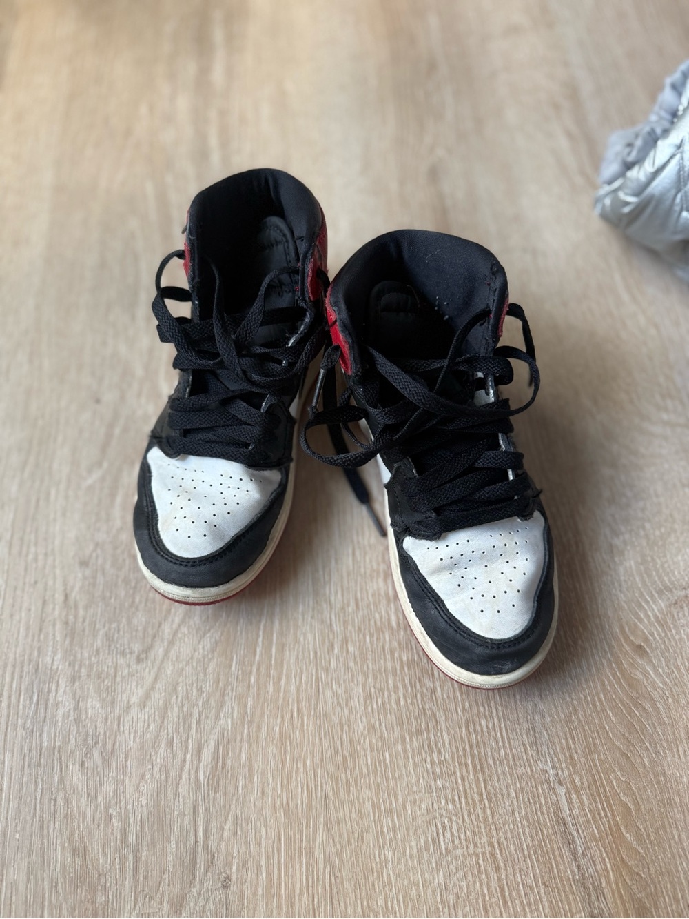 Nike AIR JORDAN 1 Retro Black Toes